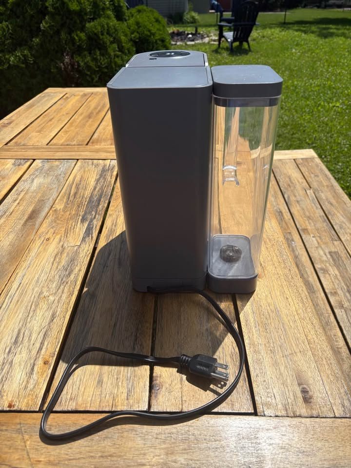 The reservoir attached at the side of a K-Supreme. It must sit fully down for the brewer to read the water level correctly.